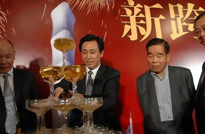 香港千亿豪门要改姓?第一个跌落神坛的“四大家族”,出现了!(组图) - 32