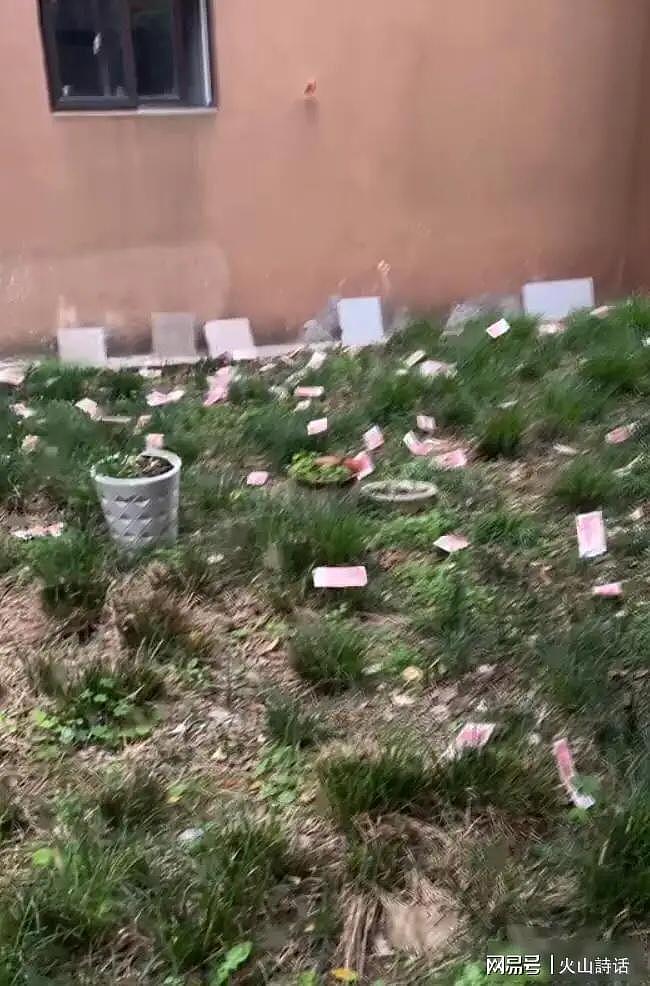 震惊！中国一小区纸币漫天飞，全被邻居捡走了，竟是有人扔钱毁证（组图） - 1