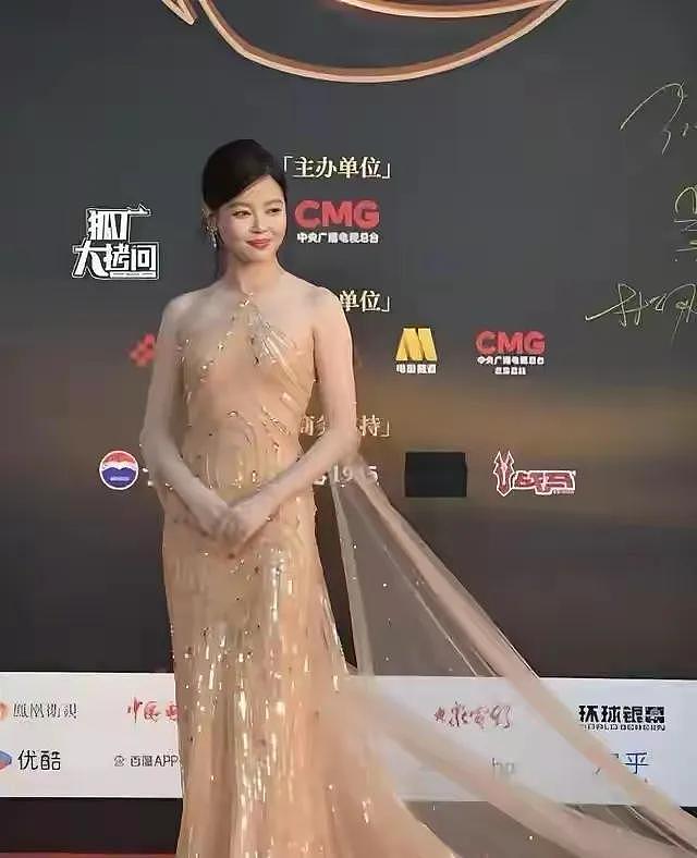 辛芷蕾没遮副乳,全网吵翻天,到底在吵什么?(组图) - 1