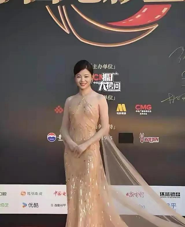 辛芷蕾没遮副乳,全网吵翻天,到底在吵什么?(组图) - 3