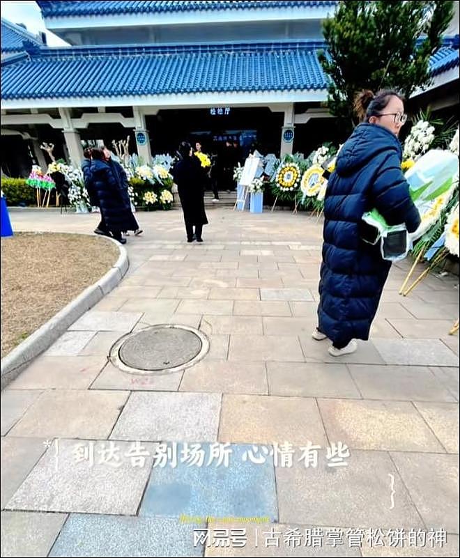 张雪峰追悼会:遗像被鲜花包裹,员工全黑衣,女儿和奶奶让人心疼(组图) - 2