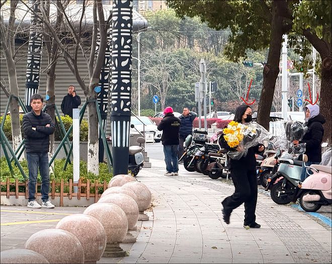 张雪峰追悼会:遗像被鲜花包裹,员工全黑衣,女儿和奶奶让人心疼(组图) - 4