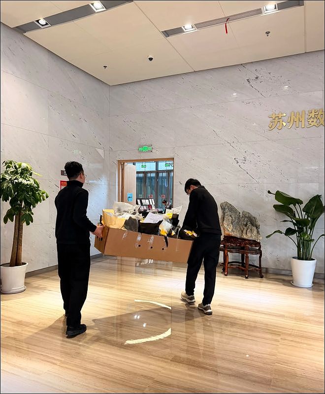 张雪峰追悼会:遗像被鲜花包裹,员工全黑衣,女儿和奶奶让人心疼(组图) - 6