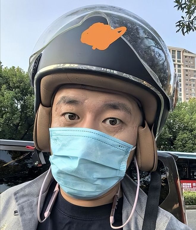 张雪峰追悼会:遗像被鲜花包裹,员工全黑衣,女儿和奶奶让人心疼(组图) - 11