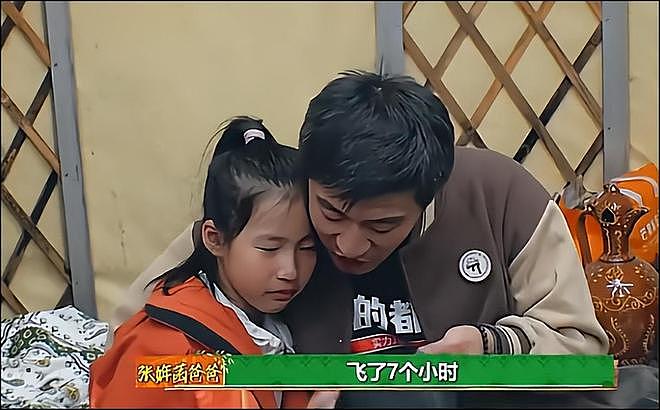 张雪峰追悼会:遗像被鲜花包裹,员工全黑衣,女儿和奶奶让人心疼(组图) - 12