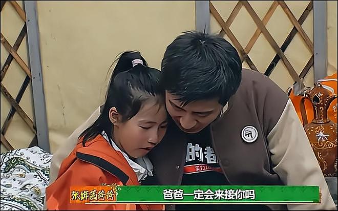 张雪峰追悼会:遗像被鲜花包裹,员工全黑衣,女儿和奶奶让人心疼(组图) - 14
