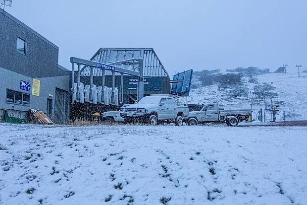 澳洲迎30年来最冷3月：狂风暴雨席卷多州，雪场首降15厘米积雪（组图） - 1