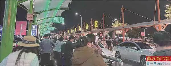 深圳机场多人凌晨排长队!“超过200人叫车”,网友:12公里路程被嫌太近(组图) - 5