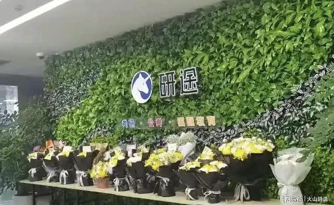 寒门再无张雪峰!苏州创意产业园外已堆成花海,上万人前来送别…(组图) - 5