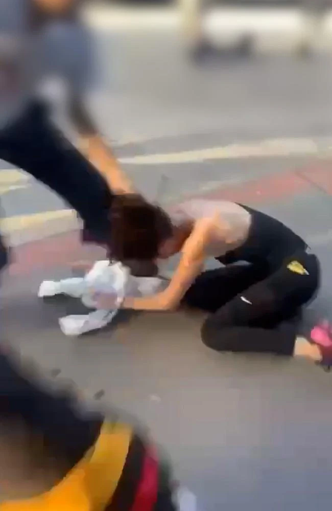 “打死这个贱人!”悉尼12岁女孩遭多名女学生围殴,被踢头部连夜送医(组图) - 2