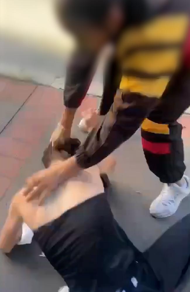 “打死这个贱人!”悉尼12岁女孩遭多名女学生围殴,被踢头部连夜送医(组图) - 3