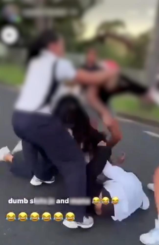 “打死这个贱人!”悉尼12岁女孩遭多名女学生围殴,被踢头部连夜送医(组图) - 4