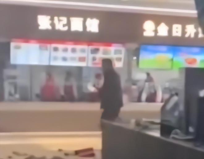 吉林某大学男生表白失败,竟当众怒砸食堂!损失高达10多万,网友炸锅(组图) - 8