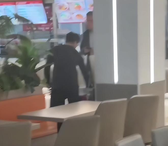 吉林某大学男生表白失败,竟当众怒砸食堂!损失高达10多万,网友炸锅(组图) - 9