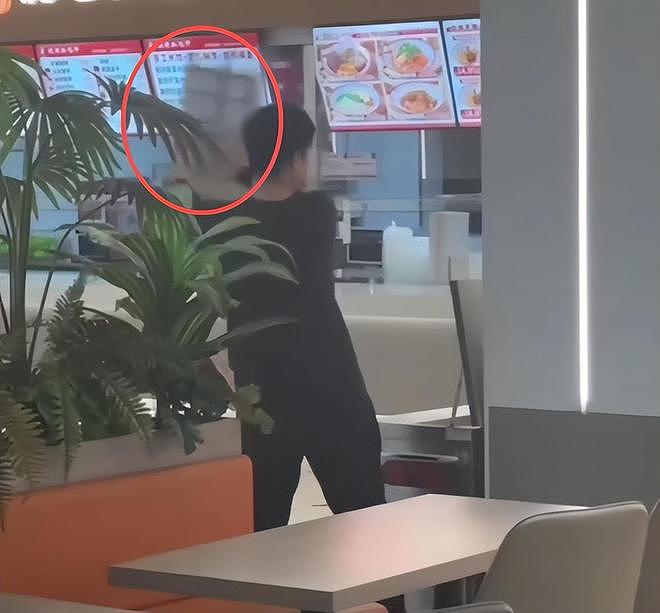 吉林某大学男生表白失败,竟当众怒砸食堂!损失高达10多万,网友炸锅(组图) - 10