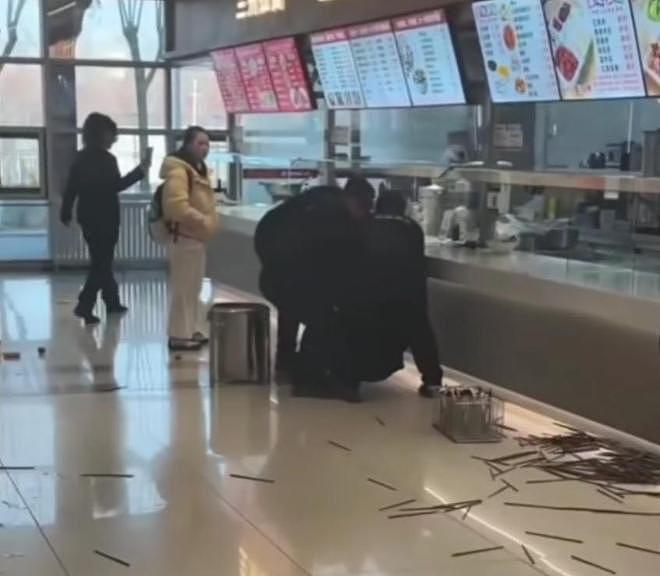 吉林某大学男生表白失败,竟当众怒砸食堂!损失高达10多万,网友炸锅(组图) - 16