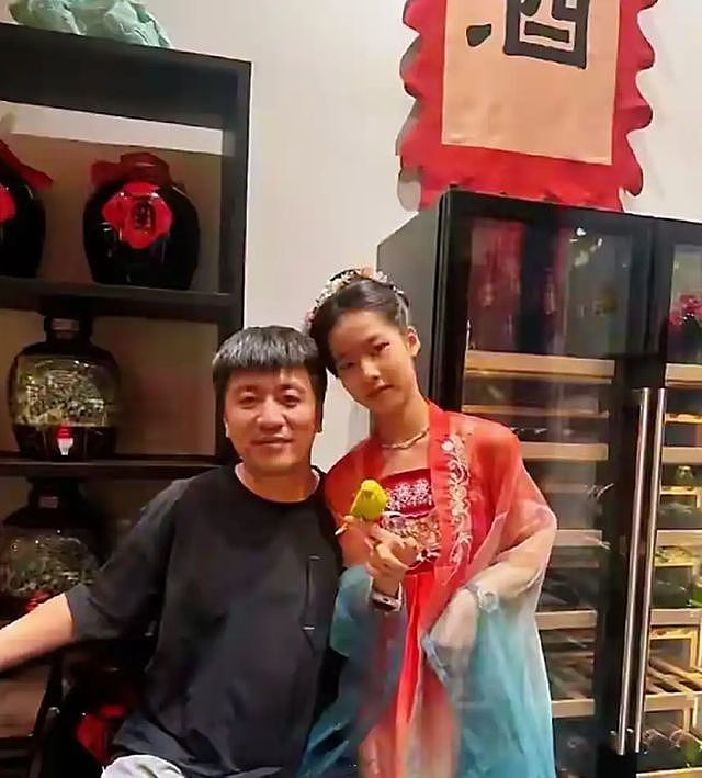 张雪峰二婚妻子付幸：几个月婚姻分走数亿，11岁女儿遗产继承复杂 - 3