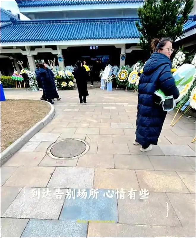 张雪峰追悼会：遗像被鲜花包裹，员工穿黑衣，女儿和奶奶让人心疼 - 4