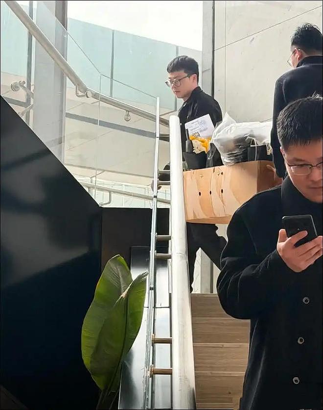 张雪峰追悼会：遗像被鲜花包裹，员工穿黑衣，女儿和奶奶让人心疼 - 11