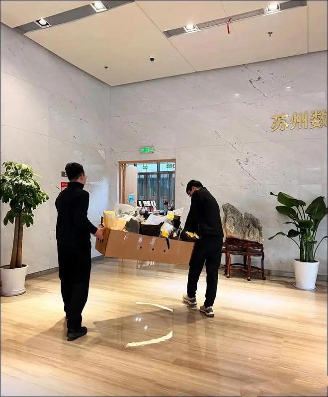 张雪峰追悼会：遗像被鲜花包裹，员工穿黑衣，女儿和奶奶让人心疼 - 12
