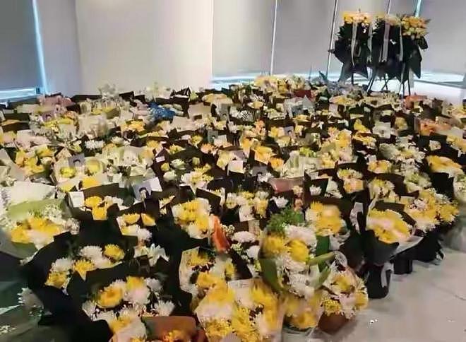 张雪峰追悼会：遗像被鲜花包裹，员工穿黑衣，女儿和奶奶让人心疼 - 13