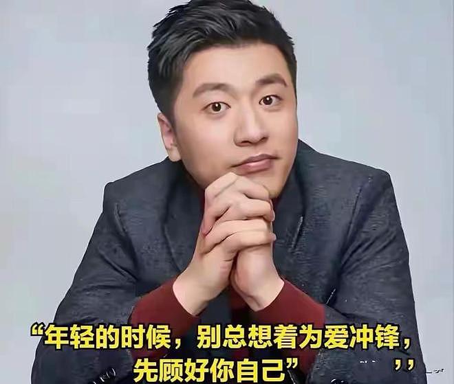 张雪峰追悼会：遗像被鲜花包裹，员工穿黑衣，女儿和奶奶让人心疼 - 14