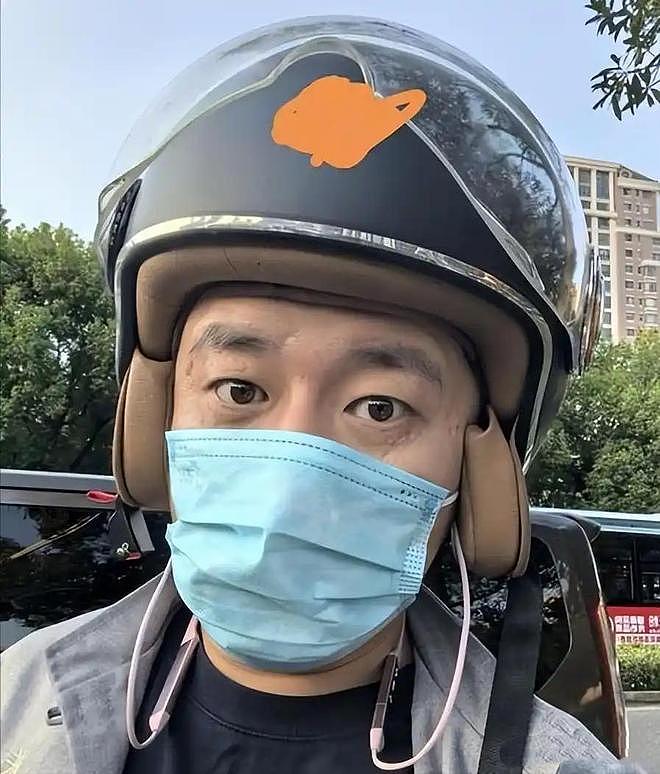 张雪峰追悼会：遗像被鲜花包裹，员工穿黑衣，女儿和奶奶让人心疼 - 16