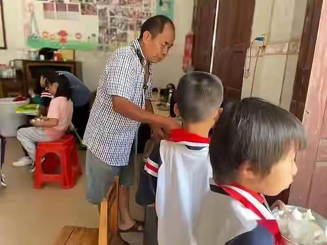 广东1男子卖猪肉35年，一贫如洗，却被网友称为“最富有的人”（组图） - 3
