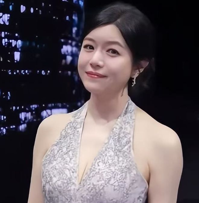 陈妍希红毯胖出新高度！臀肥大、后背勒出两层肉，裙子被撑到崩开（组图） - 5