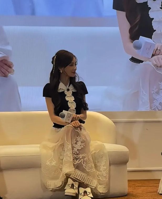 杨颖上海参加活动,穿品牌衣服和网红撞衫,沦落到只能和网红同框(组图) - 1