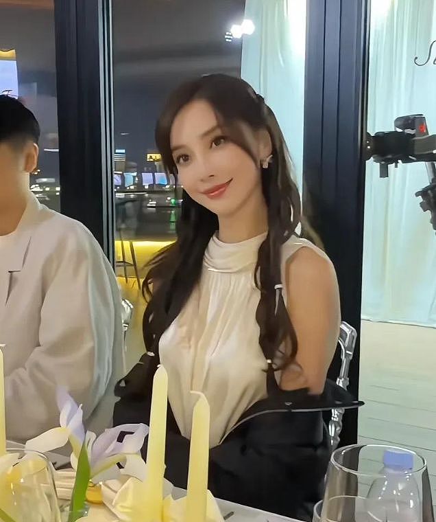 杨颖上海参加活动,穿品牌衣服和网红撞衫,沦落到只能和网红同框(组图) - 5