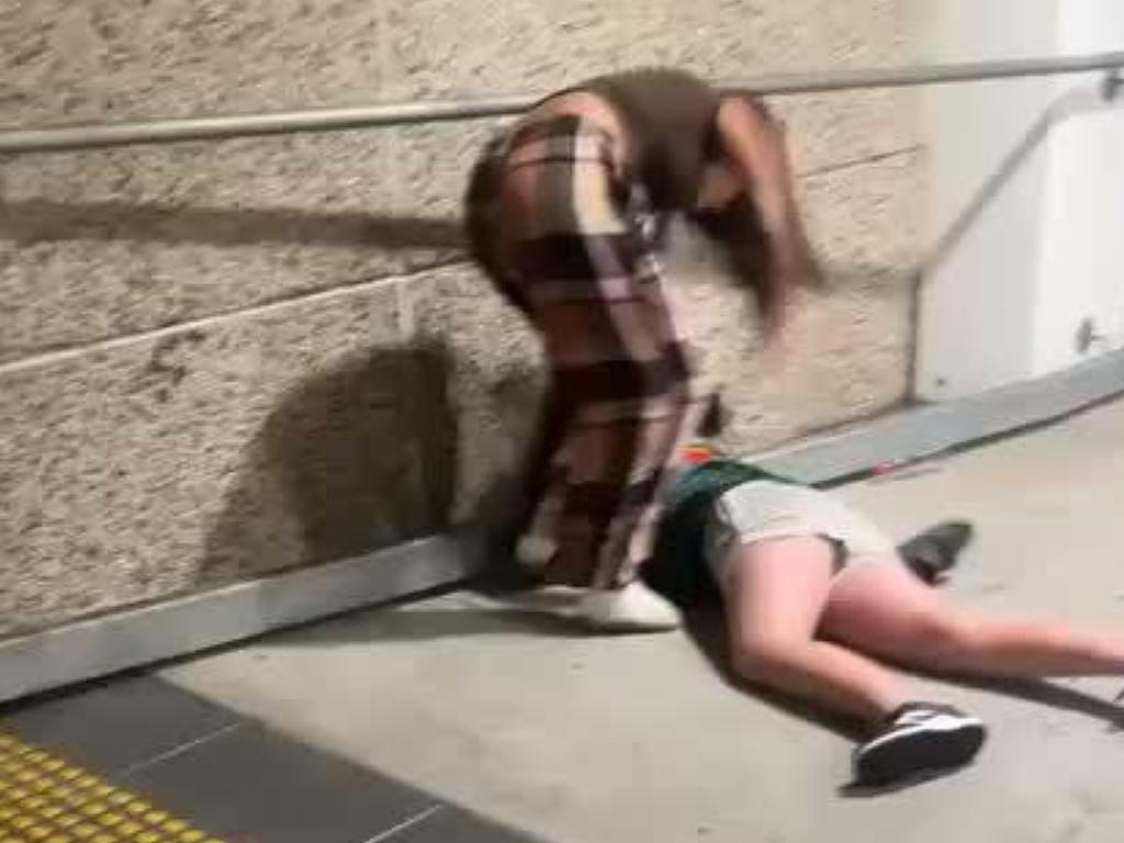 “这就是下场!”新州15岁少女被当众拖发踢头,施暴视频疯传,警方介入(组图) - 1