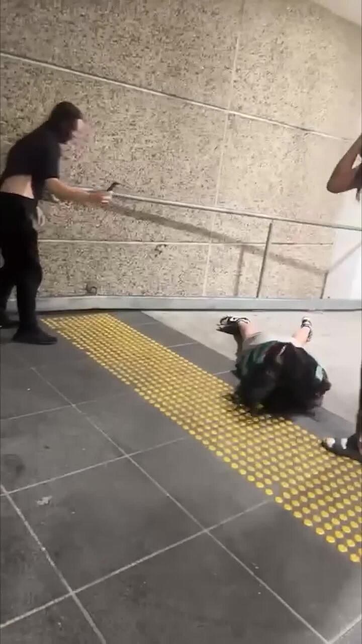 “这就是下场!”新州15岁少女被当众拖发踢头,施暴视频疯传,警方介入(组图) - 2