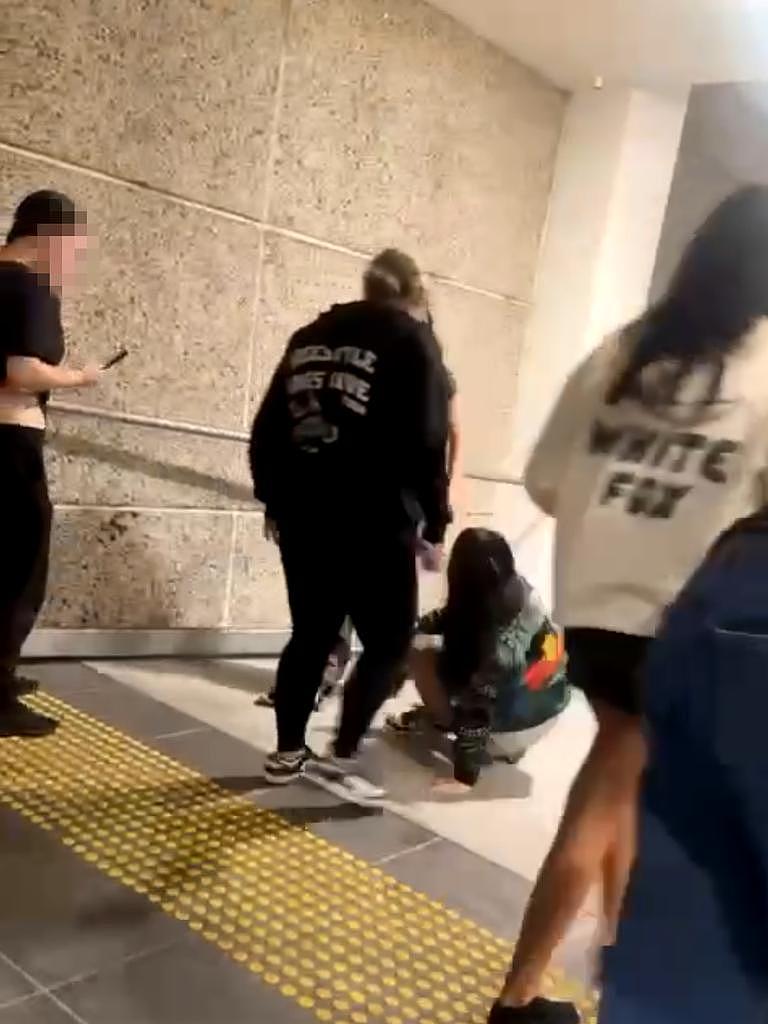 “这就是下场!”新州15岁少女被当众拖发踢头,施暴视频疯传,警方介入(组图) - 4