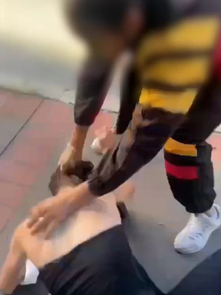 “这就是下场!”新州15岁少女被当众拖发踢头,施暴视频疯传,警方介入(组图) - 5