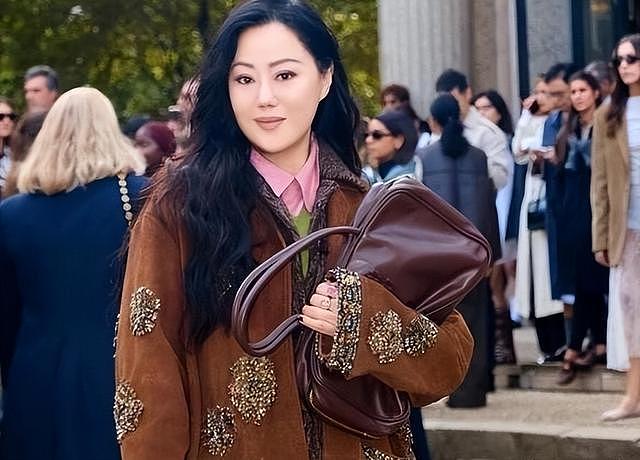 45岁仍拍三级片追求刺激？从亿万富豪再到烂片女王，她在追求什么（组图） - 1
