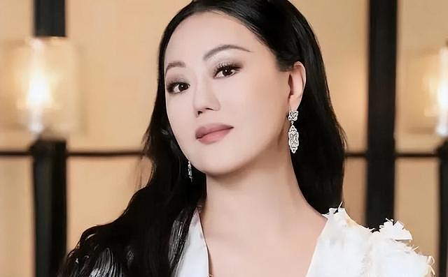 45岁仍拍三级片追求刺激？从亿万富豪再到烂片女王，她在追求什么（组图） - 6