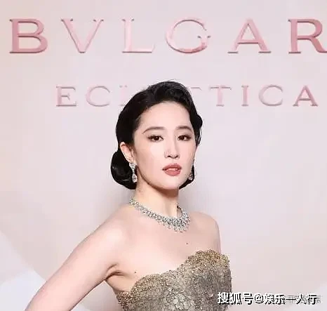 39岁刘亦菲米兰一夜封神:穿“土味”鱼嘴鞋征服.. - 1
