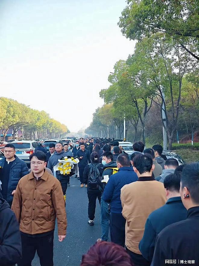 张雪峰追悼会画面流出！遗像曝光：原配和现任均现身，女儿哭晕倒（组图） - 3