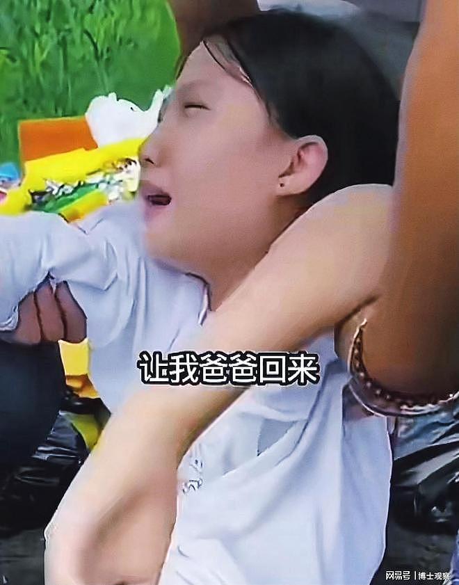 张雪峰追悼会画面流出！遗像曝光：原配和现任均现身，女儿哭晕倒（组图） - 5