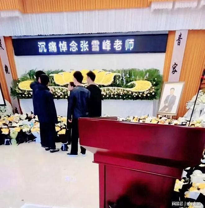 张雪峰追悼会画面流出！遗像曝光：原配和现任均现身，女儿哭晕倒（组图） - 6