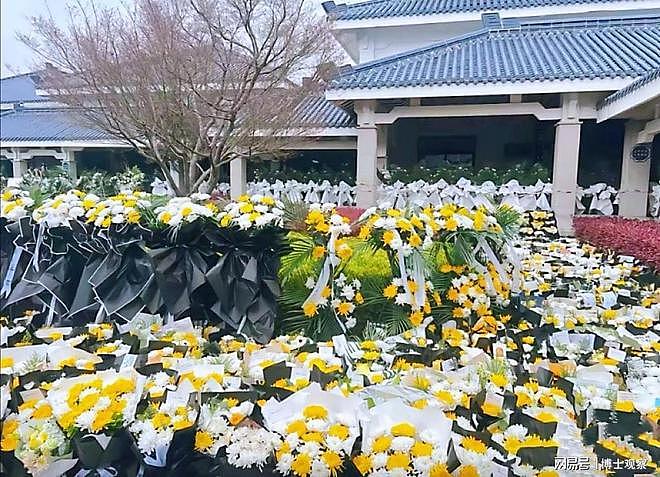 张雪峰遗体转运画面流出！前妻和现任妻子现身，下属向遗像三叩首（组图） - 5