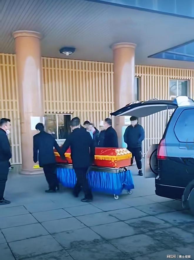 张雪峰遗体转运画面流出！前妻和现任妻子现身，下属向遗像三叩首（组图） - 6
