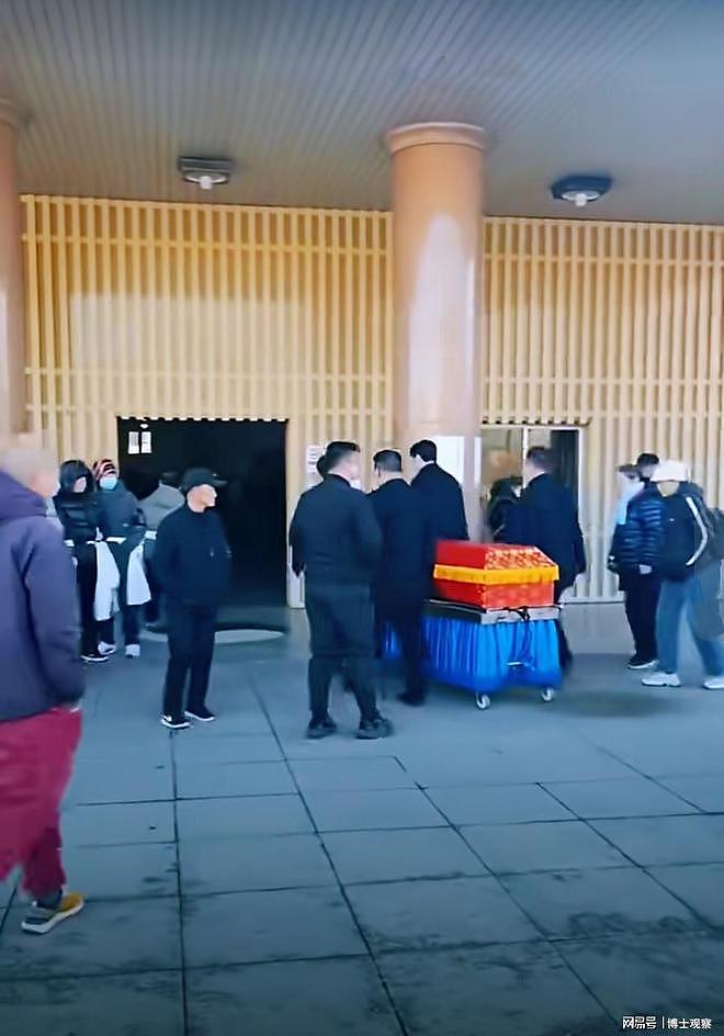 张雪峰遗体转运画面流出！前妻和现任妻子现身，下属向遗像三叩首（组图） - 7