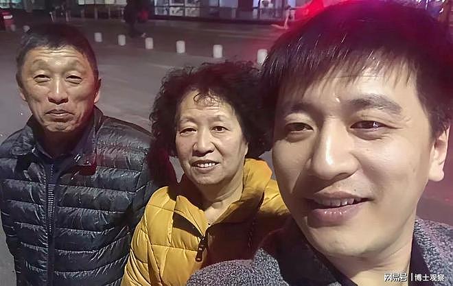 张雪峰遗体转运画面流出！前妻和现任妻子现身，下属向遗像三叩首（组图） - 10