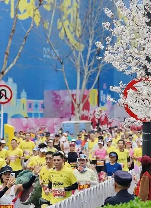 汉马惊现“腿精天花板”!网传195cm,本人:我才186,别夸张!(组图) - 5