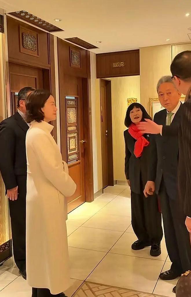 杨振宁去世5个月后,49岁翁帆现状:剪了头发染了色,仍独居国内(组图) - 1