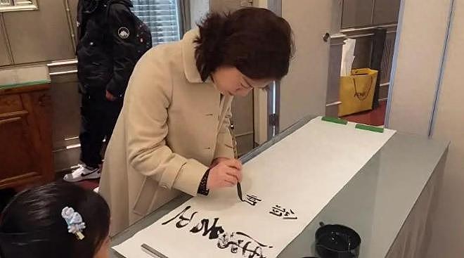 杨振宁去世5个月后,49岁翁帆现状:剪了头发染了色,仍独居国内(组图) - 2
