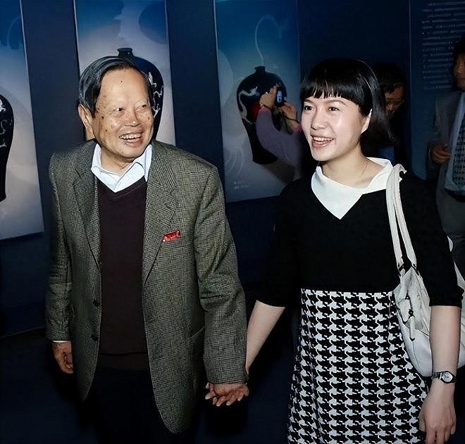 杨振宁去世5个月后,49岁翁帆现状:剪了头发染了色,仍独居国内(组图) - 4