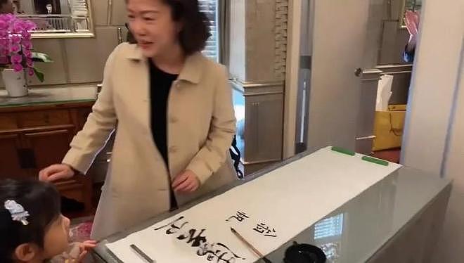 杨振宁去世5个月后,49岁翁帆现状:剪了头发染了色,仍独居国内(组图) - 5
